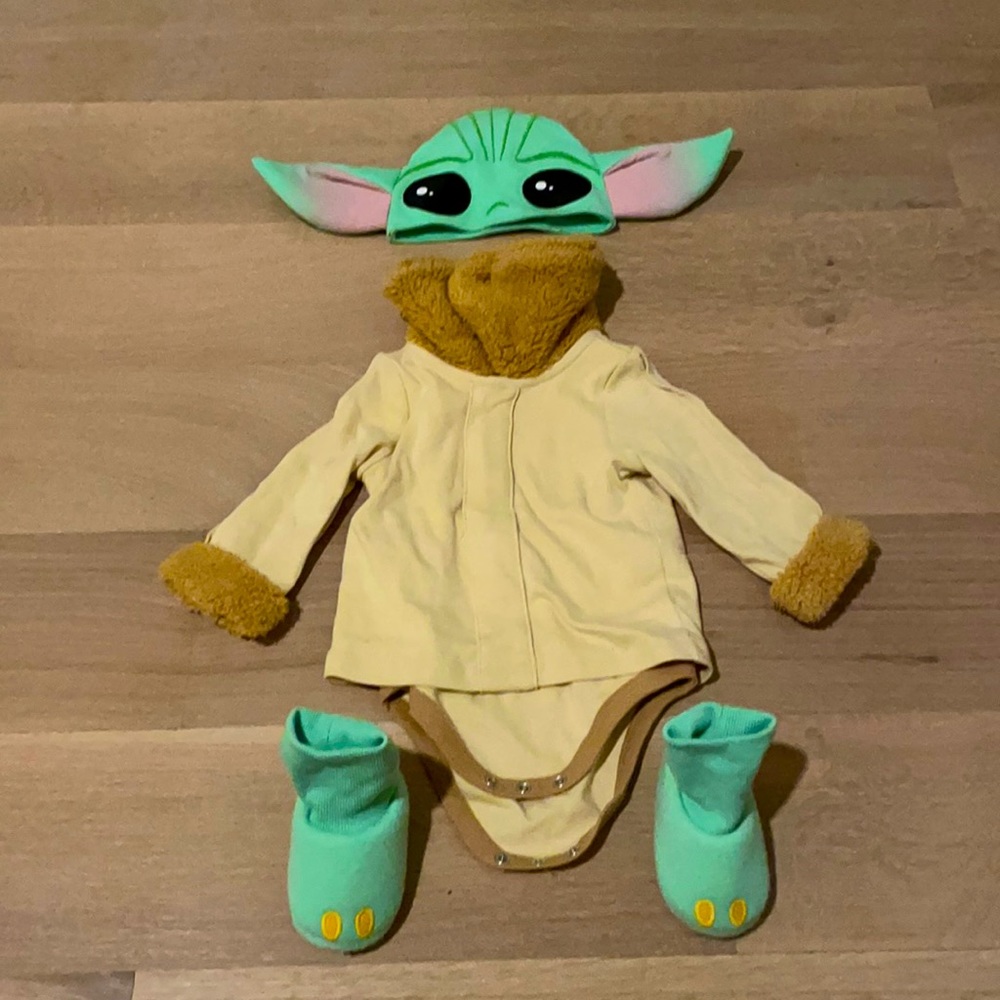 Disney Baby Yoda costume 9-12 months